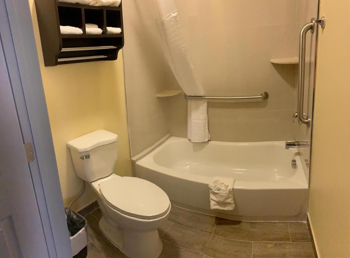 Homestay Inn & Suites Edinburg Bagian luar foto